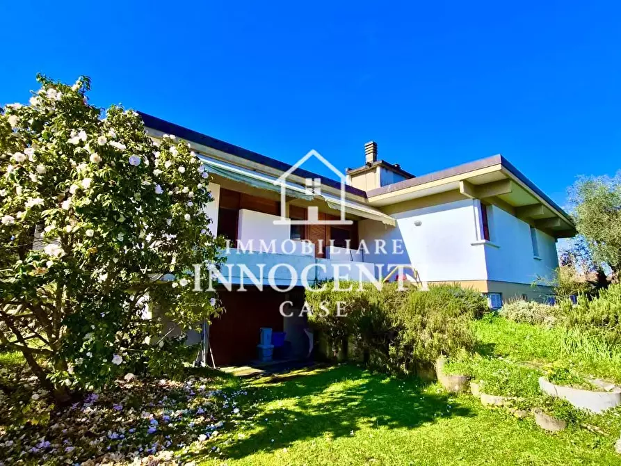 Immagine 2 di Villa in vendita  a Pietrasanta