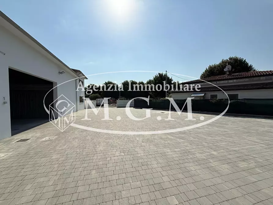 Immagine 26 di Garage in vendita  a Bientina