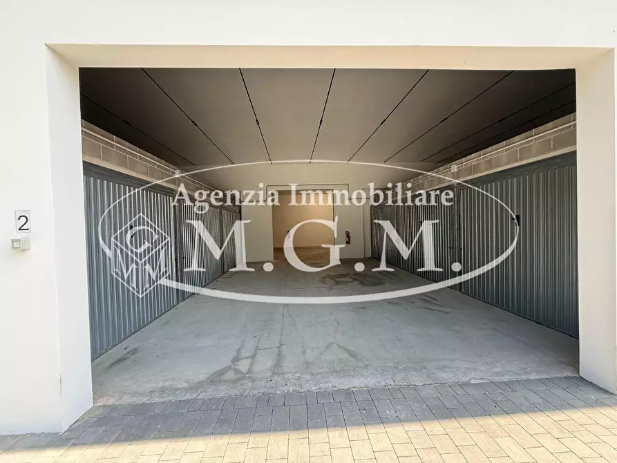 Immagine 11 di Garage in vendita  a Bientina