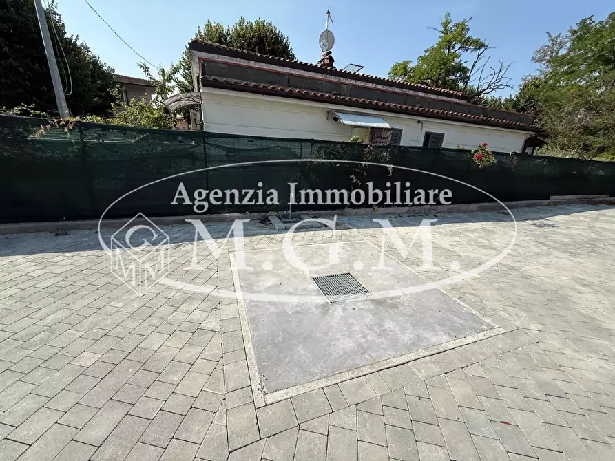 Immagine 31 di Garage in vendita  a Bientina