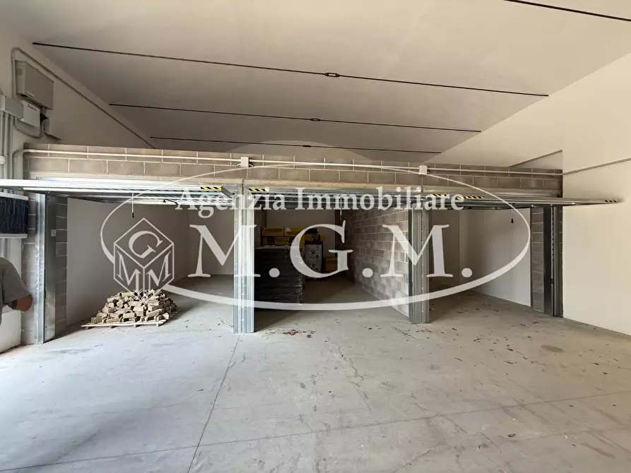 Immagine 30 di Garage in vendita  a Bientina