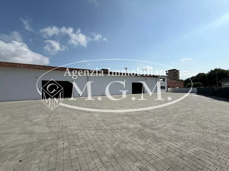Immagine 27 di Garage in vendita  a Bientina