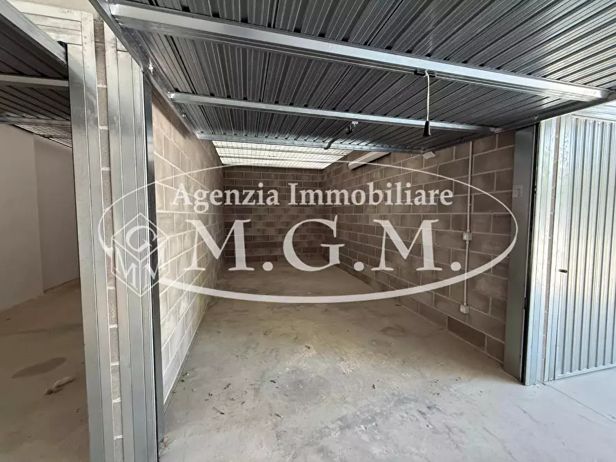 Immagine 25 di Garage in vendita  a Bientina