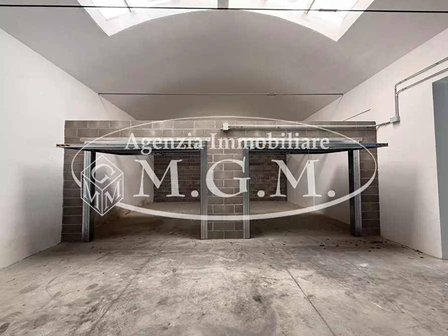 Immagine 22 di Garage in vendita  a Bientina