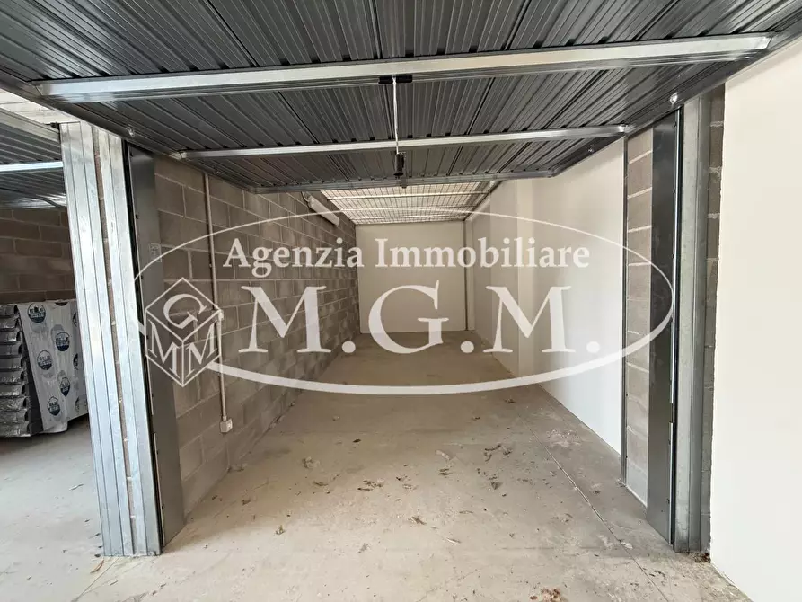 Immagine 20 di Garage in vendita  a Bientina