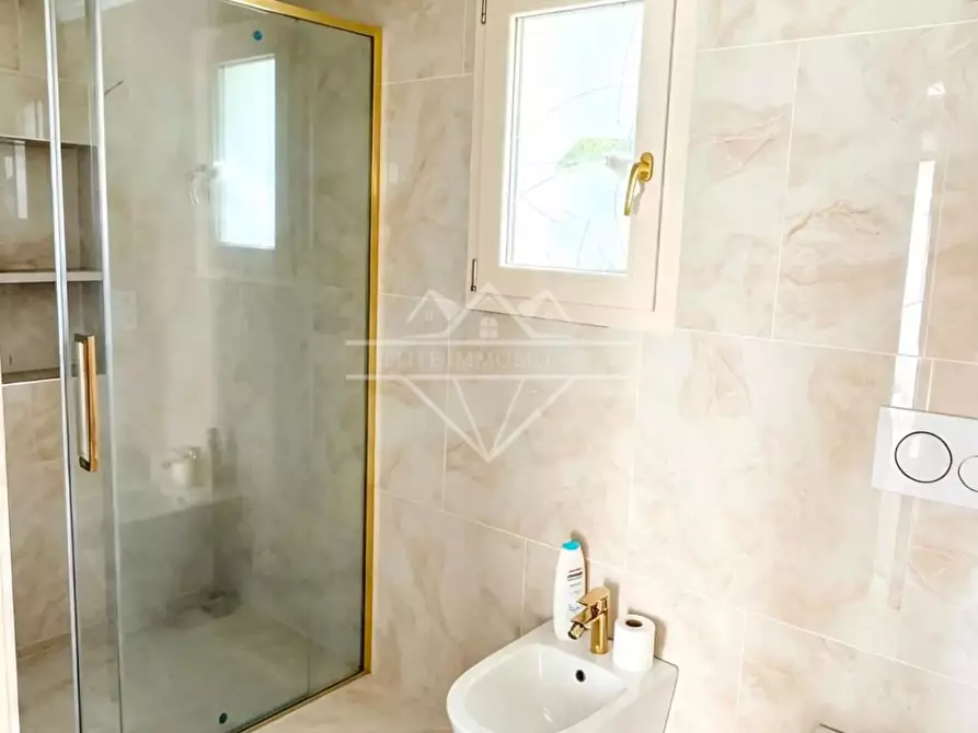 Immagine 10 di Casa bifamiliare in vendita  a Carrara