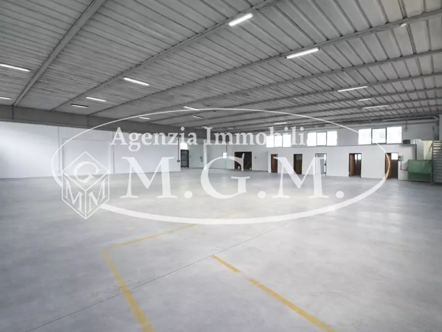 Immagine 2 di Attività artigianale in affitto  a Santa Maria A Monte