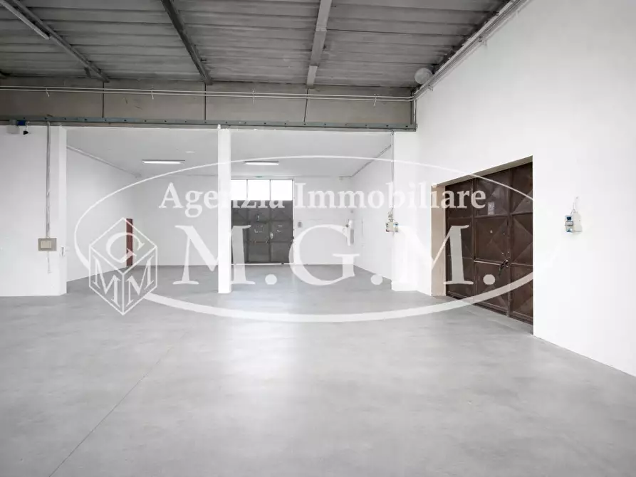 Immagine 9 di Attività artigianale in affitto  a Santa Maria A Monte