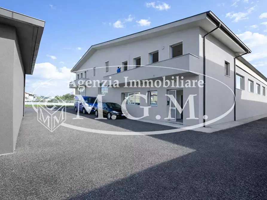 Immagine 1 di Attività artigianale in affitto  a Santa Maria A Monte