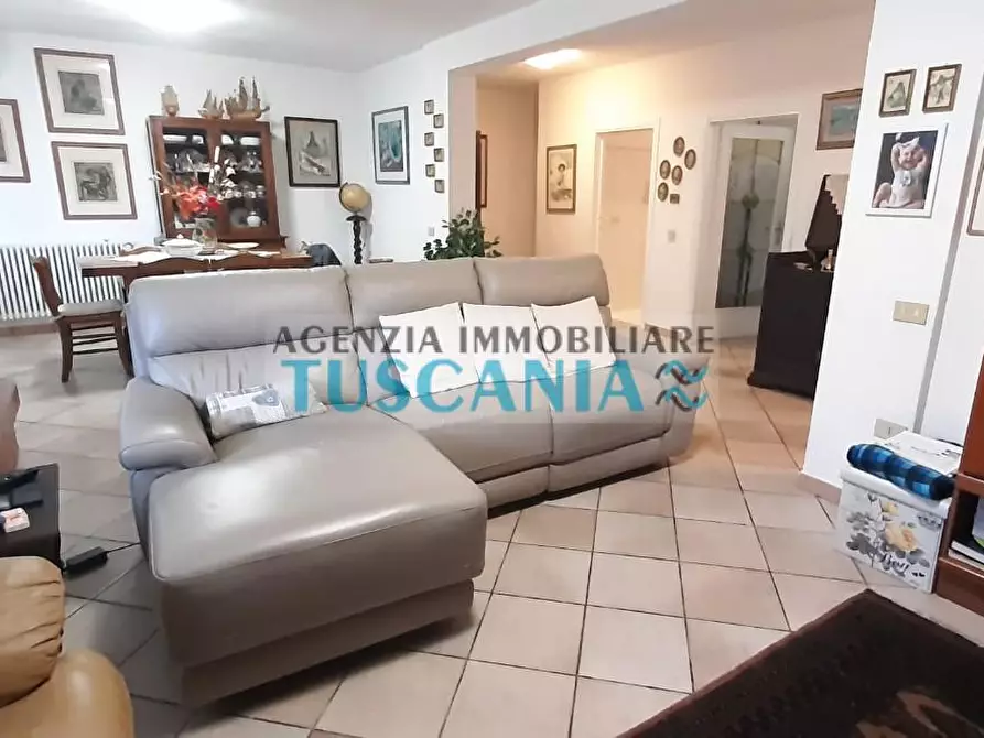 Immagine 1 di Villa in vendita  a Cecina