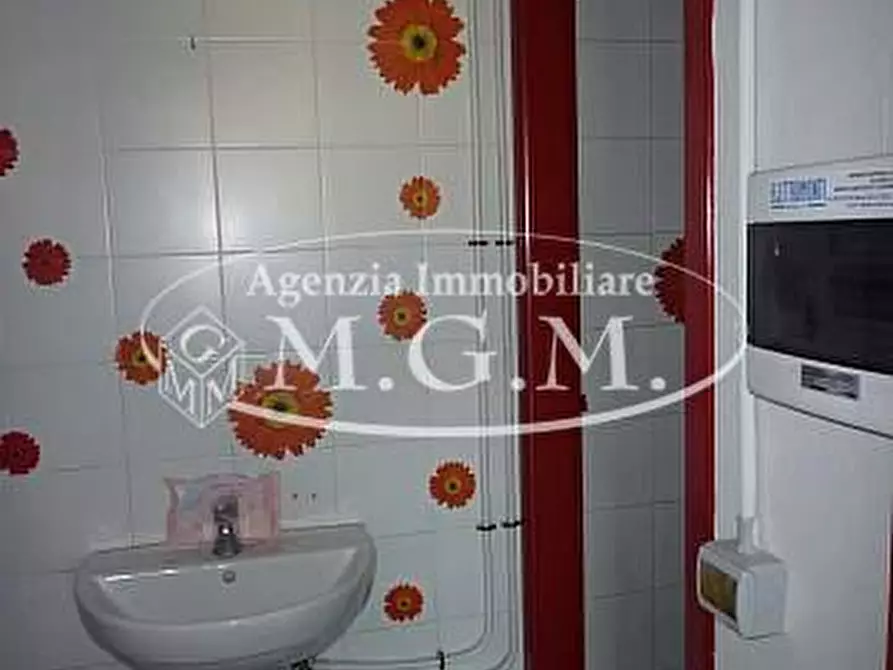 Immagine 3 di Locale commerciale in affitto  a Santa Maria A Monte