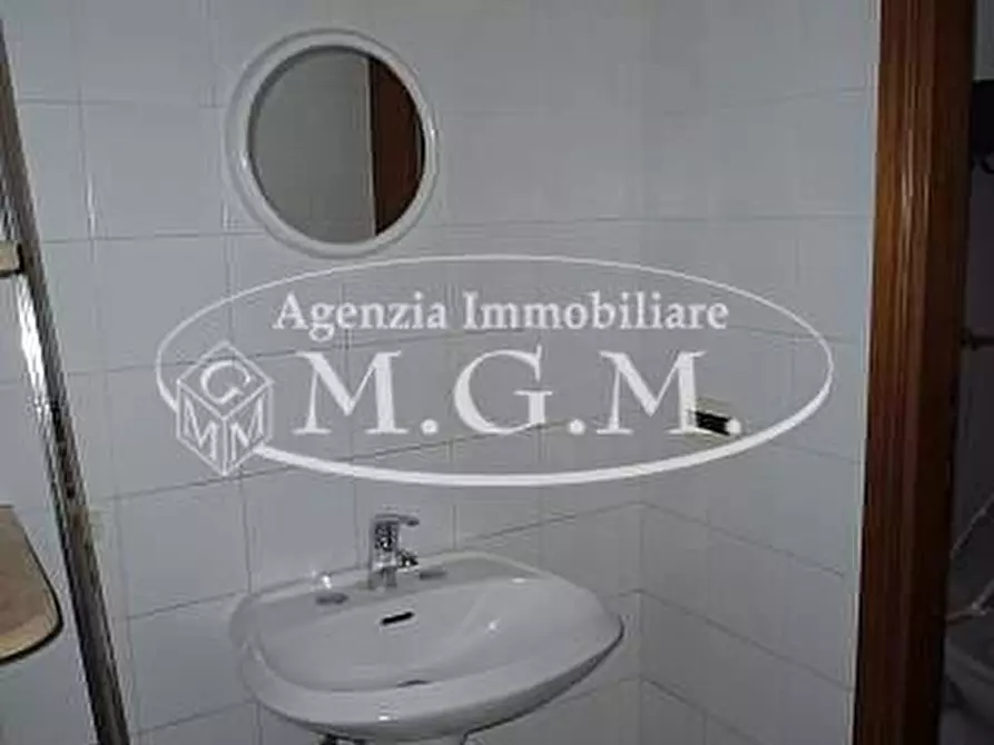 Immagine 7 di Locale commerciale in affitto  a Santa Maria A Monte