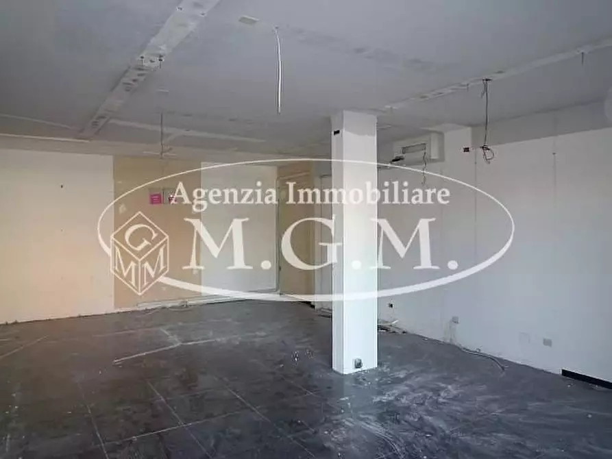 Immagine 8 di Locale commerciale in affitto  a Santa Maria A Monte