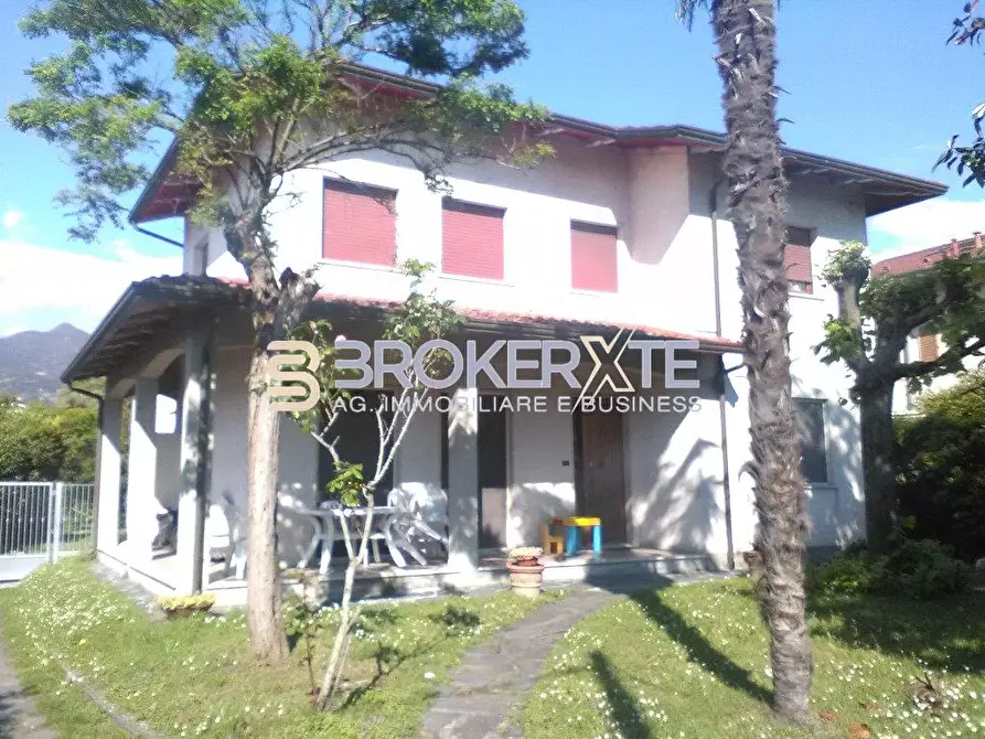 Immagine 1 di Casa bifamiliare in affitto  a Montignoso