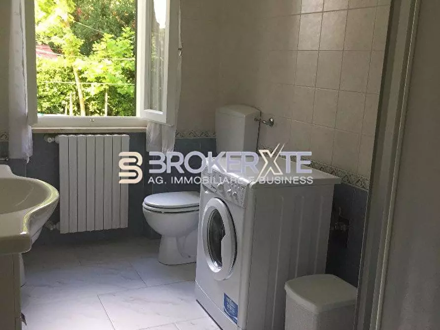Immagine 13 di Casa semindipendente in affitto  a Massa
