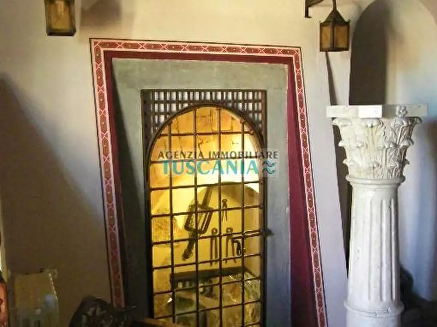 Immagine 23 di Palazzo in vendita  a Volterra