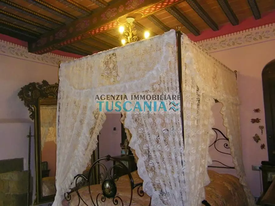 Immagine 10 di Palazzo in vendita  a Volterra