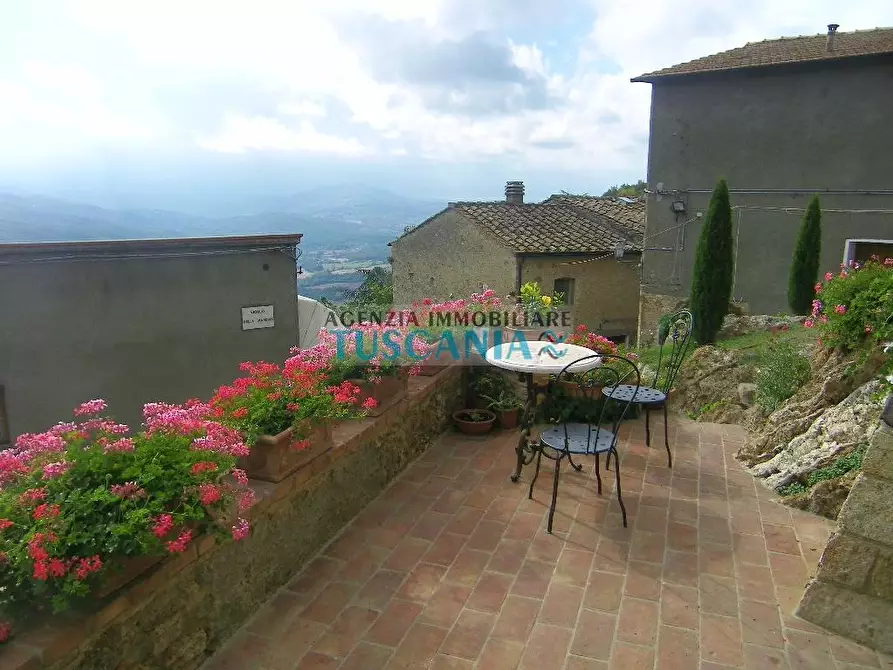 Immagine 19 di Palazzo in vendita  a Volterra
