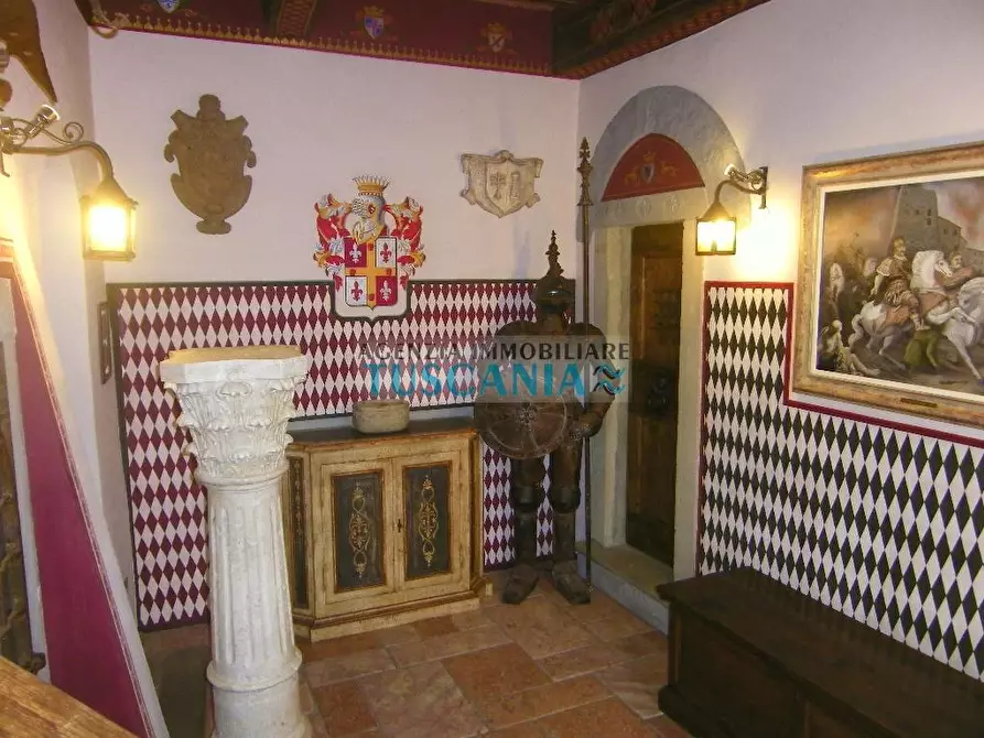 Immagine 18 di Palazzo in vendita  a Volterra