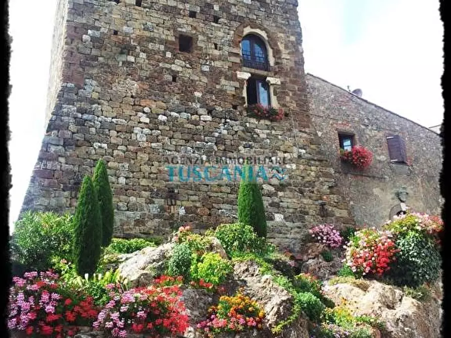Immagine 1 di Palazzo in vendita  a Volterra