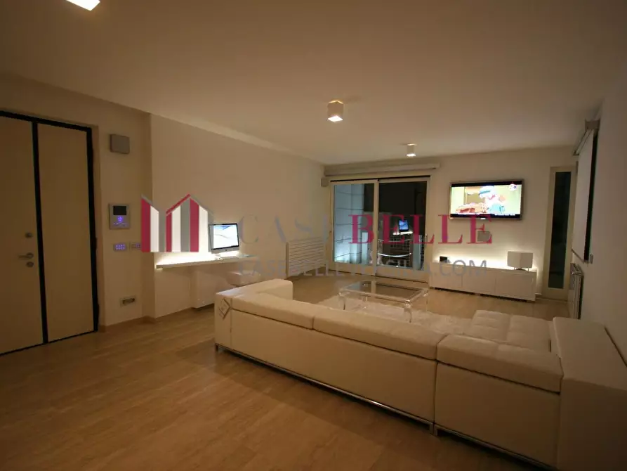 Immagine 5 di Villa in vendita  a Camaiore