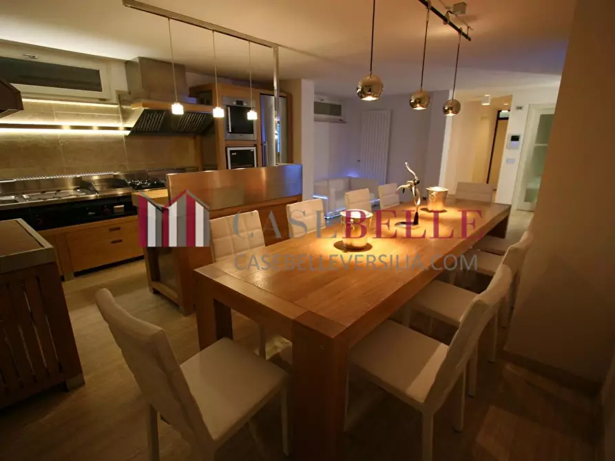 Immagine 1 di Villa in vendita  a Camaiore