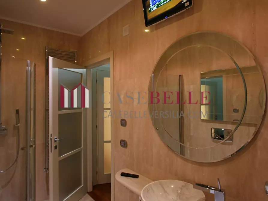 Immagine 20 di Villa in vendita  a Camaiore