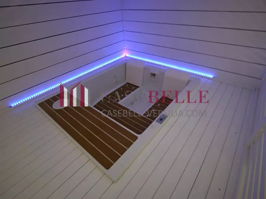 Immagine 40 di Villa in vendita  a Camaiore