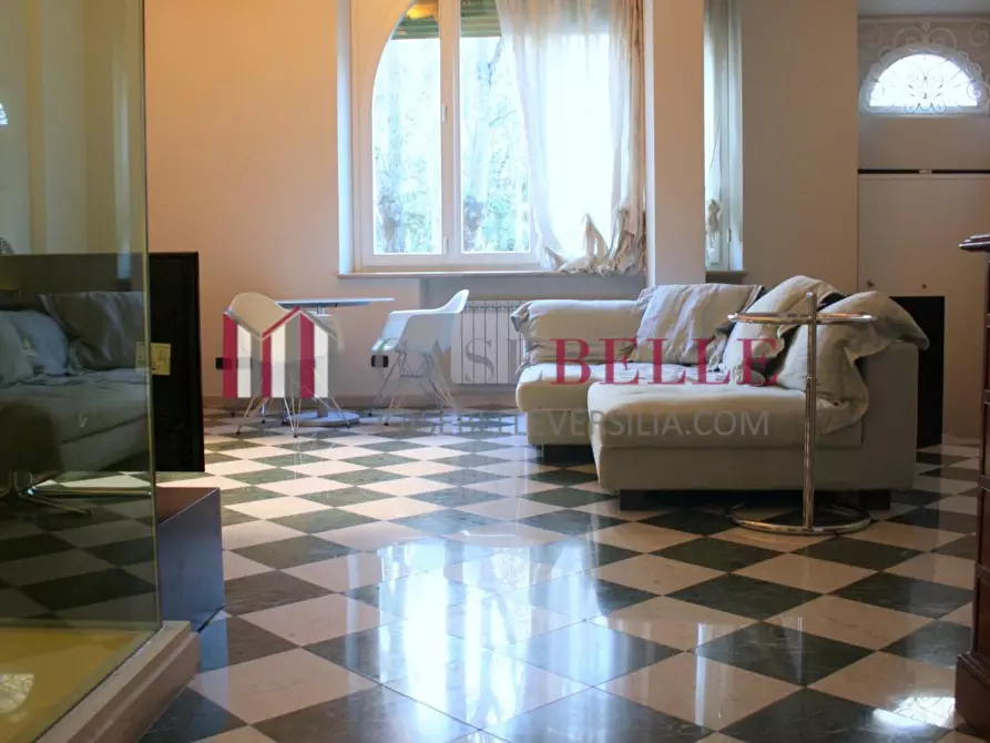 Immagine 1 di Appartamento in vendita  a Viareggio