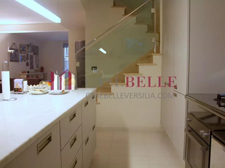 Immagine 21 di Appartamento in vendita  a Viareggio