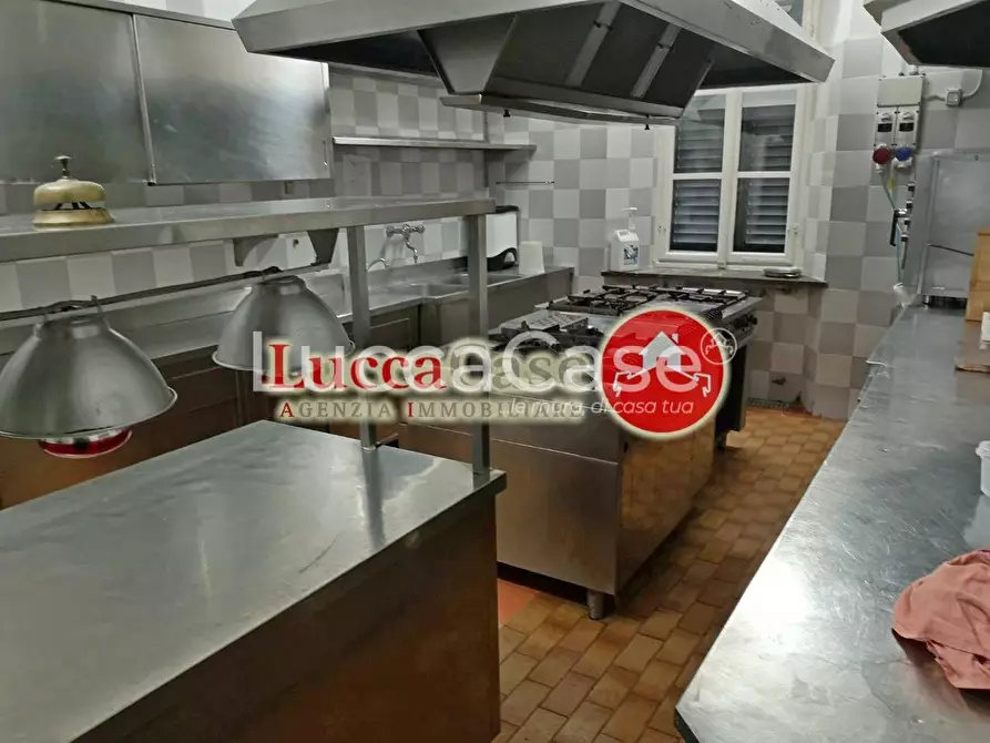 Immagine 11 di Villa in vendita  a Lucca