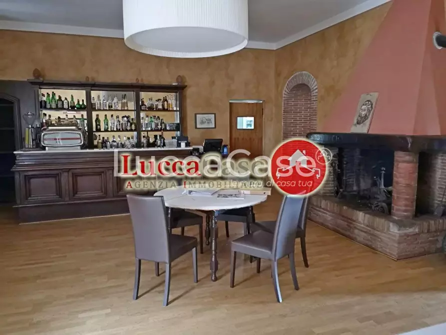 Immagine 1 di Villa in vendita  a Lucca