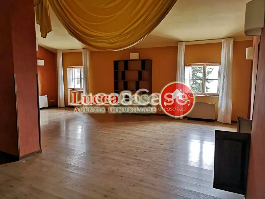 Immagine 5 di Villa in vendita  a Lucca