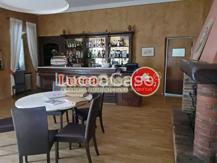 Immagine 3 di Villa in vendita  a Lucca