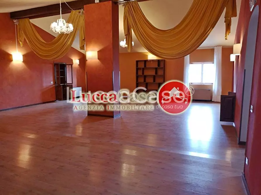 Immagine 7 di Villa in vendita  a Lucca