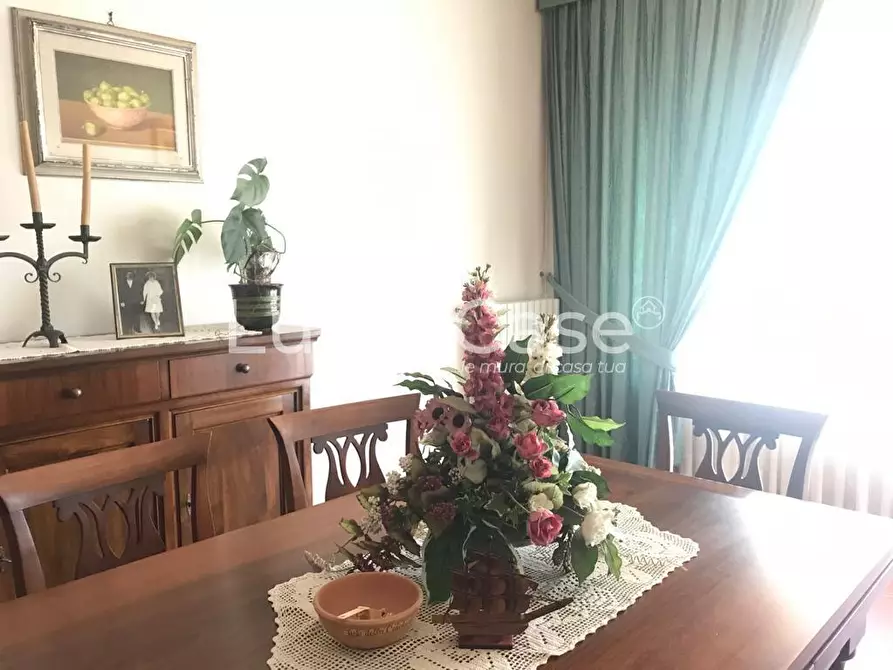 Immagine 11 di Villa in vendita  a Lucca