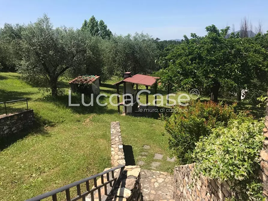 Immagine 1 di Villa in vendita  a Lucca