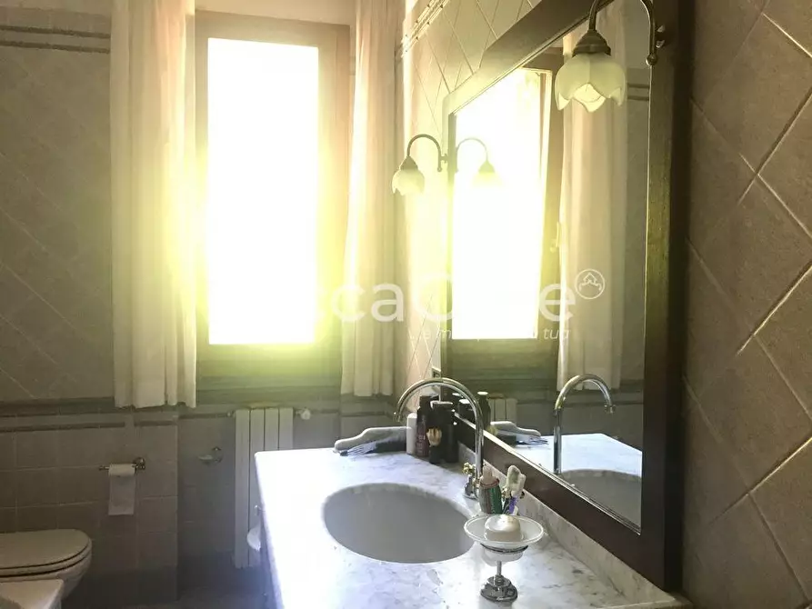 Immagine 24 di Villa in vendita  a Lucca