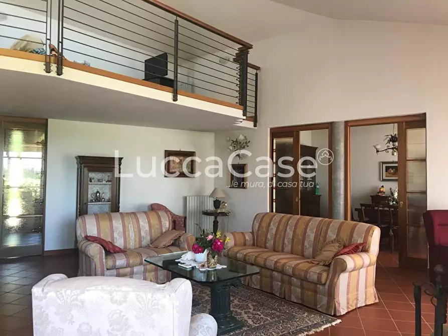 Immagine 9 di Villa in vendita  a Lucca