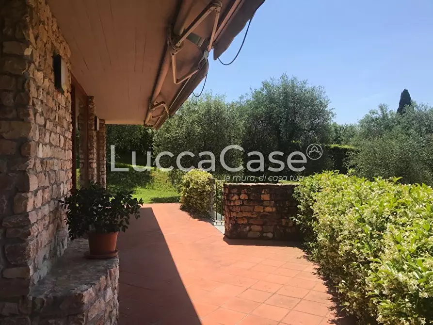 Immagine 4 di Villa in vendita  a Lucca