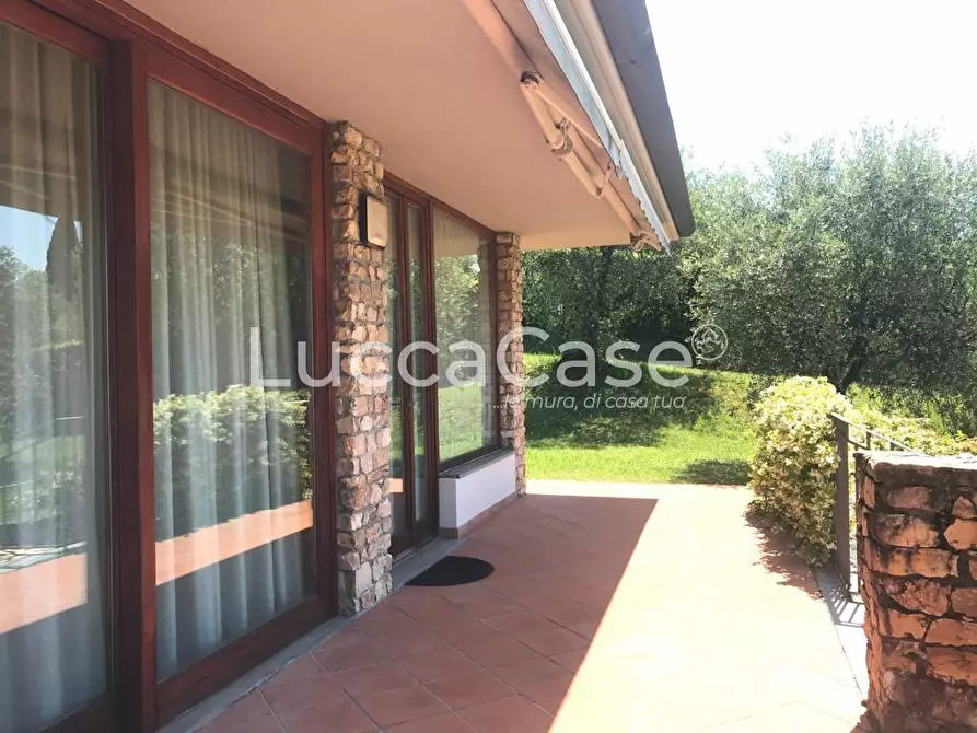 Immagine 2 di Villa in vendita  a Lucca