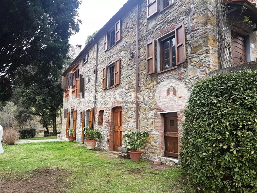 Immagine 1 di Casa colonica in vendita  a Lucca