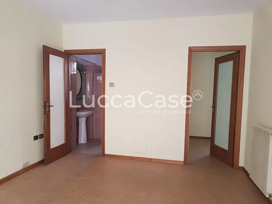 Immagine 8 di Magazzino in affitto  a Lucca