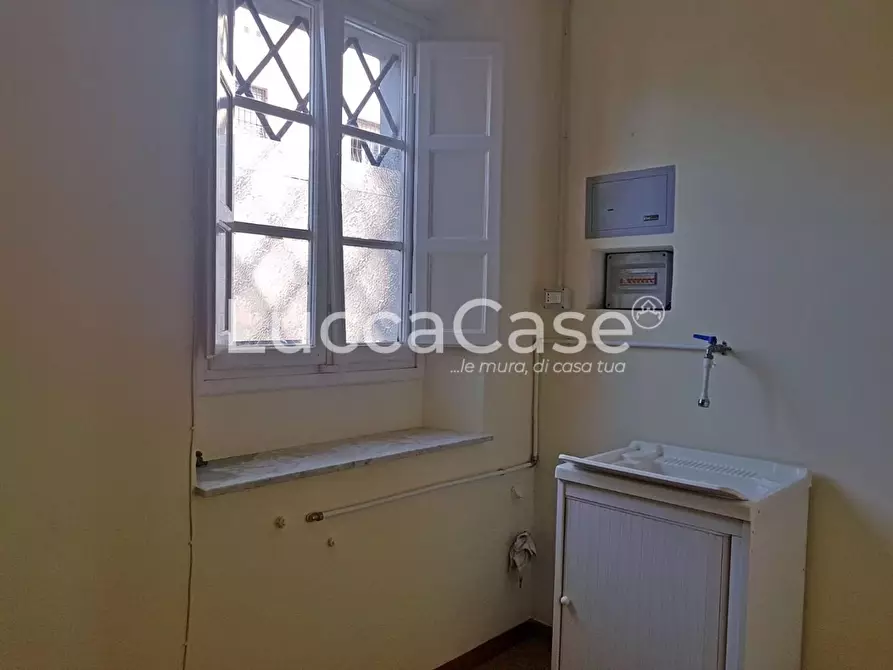 Immagine 2 di Magazzino in affitto  a Lucca