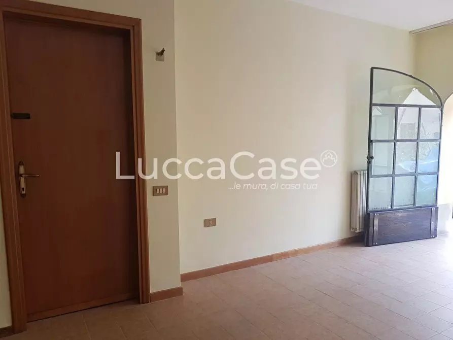 Immagine 11 di Magazzino in affitto  a Lucca