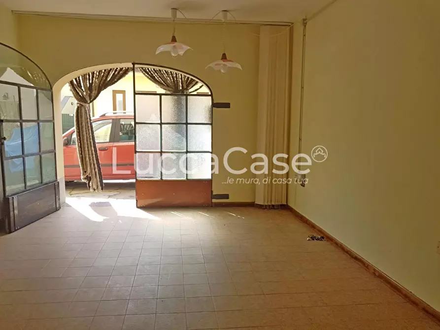 Immagine 4 di Magazzino in affitto  a Lucca