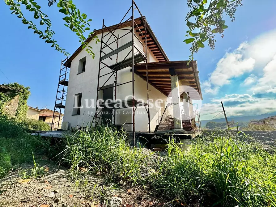 Immagine 1 di Villa in vendita  a Lucca