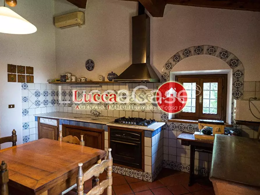 Immagine 2 di Villa in vendita  a Capannori