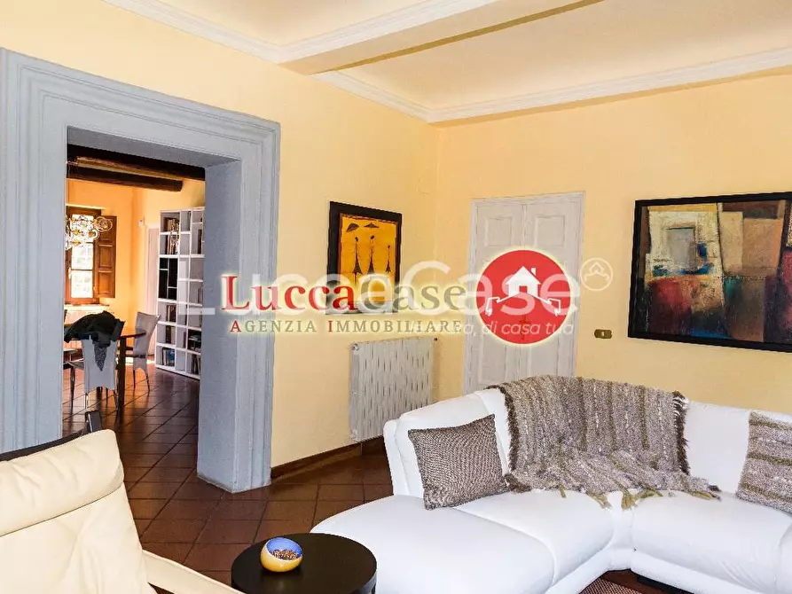 Immagine 11 di Villa in vendita  a Capannori