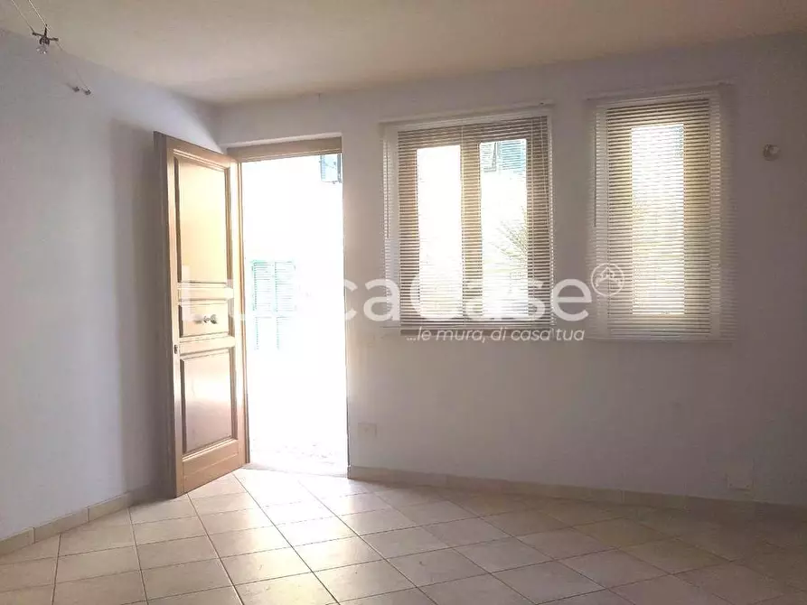 Immagine 18 di Ufficio in affitto  a Lucca